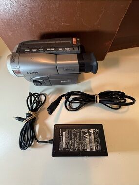 Canon ES8200VA 8mm video camcorderHas remote and everything in photos, untested